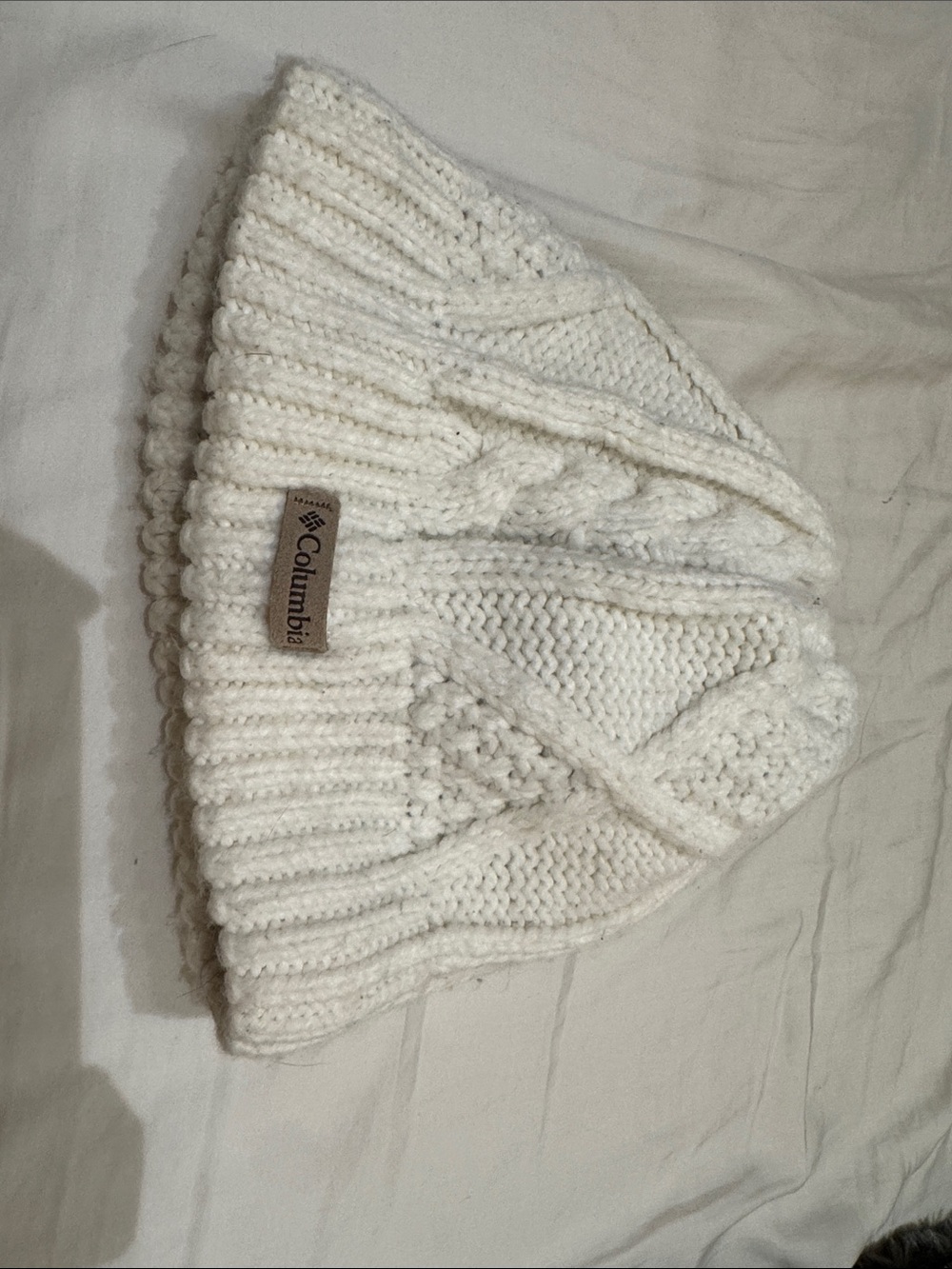 White knit winter Columbia hat